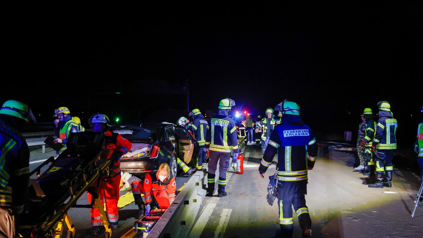 Die Einsatzkräfte waren am Freitagabend auf der A3 bei Frauenaurach mit den Rettungs- und Absicherungsmaßnahmen stark gefordert.