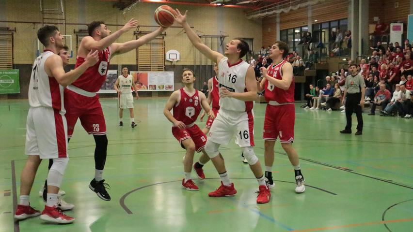 Es geht wieder los: Die VfL-Baskets (links Luca Wörrlein, rechts Jonathan Schwarz im Spiel gegen TTL Bamberg) starten am 8. und 9. Oktober mit einem Spiele-Doppelpack in die neue Saison.  