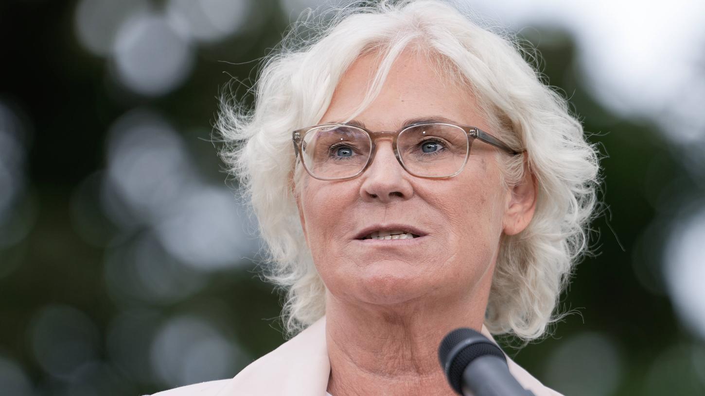 Christine Lambrecht ist Verteidigungsministerin und SPD-Parteimitglied. Christine Lambrecht ist Verteidigungsministerin und SPD-Parteimitglied.