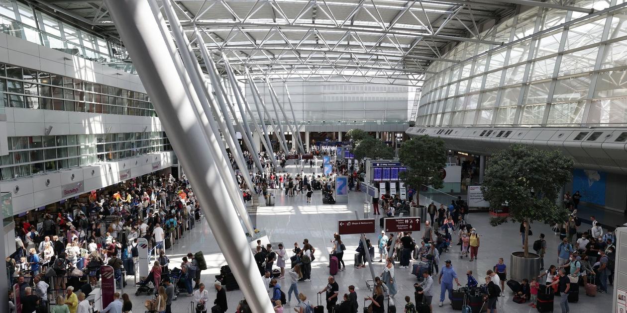 Ferienstart: Längere Wartezeiten am Flughafen Düsseldorf | Nordbayern