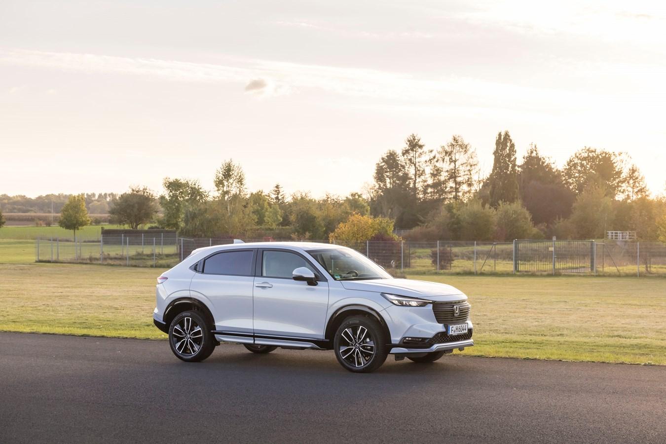 Im elektrischen Modus (EV) und im Hybridmodus – da bei niedriger bis mittlerer Geschwindigkeit – greift das geschilderte Prozedere.