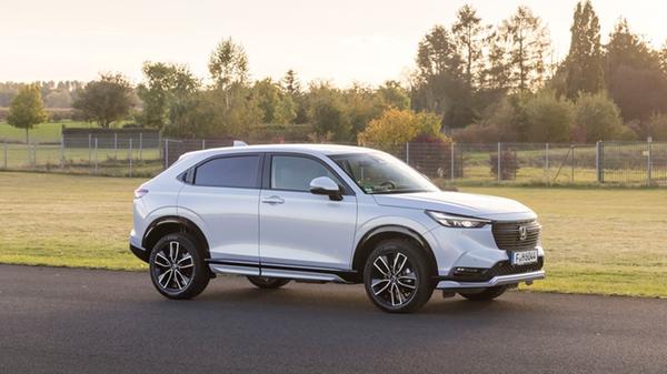 Im elektrischen Modus (EV) und im Hybridmodus – da bei niedriger bis mittlerer Geschwindigkeit – greift das geschilderte Prozedere.