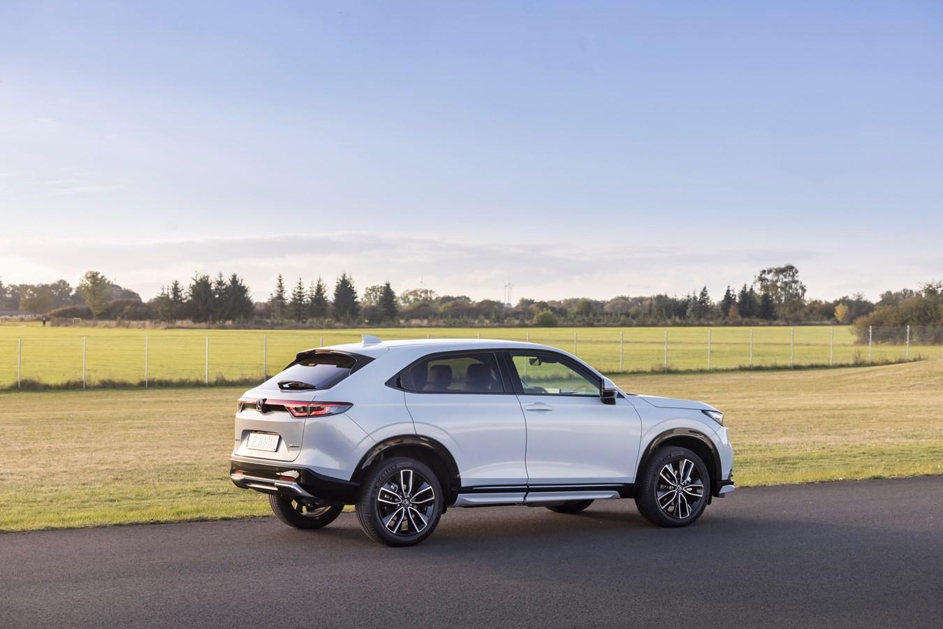 Wird ein gleichmäßig höheres Tempo vorgelegt, wechselt das System in den "Engine Drive". Das bedeutet, dass die Überbrückungskupplung eine direkte Verbindung zwischen dem Benziner und den Antriebsrädern herstellt. Der Elektromotor macht dann Pause.