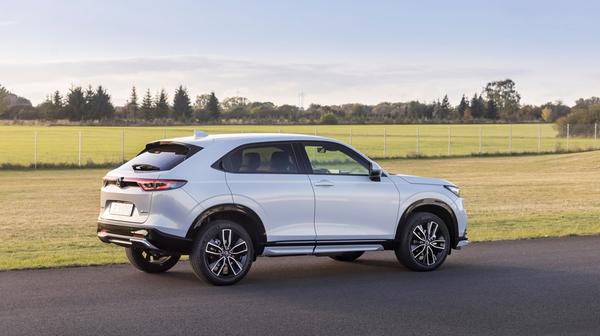 Wird ein gleichmäßig höheres Tempo vorgelegt, wechselt das System in den "Engine Drive". Das bedeutet, dass die Überbrückungskupplung eine direkte Verbindung zwischen dem Benziner und den Antriebsrädern herstellt. Der Elektromotor macht dann Pause.