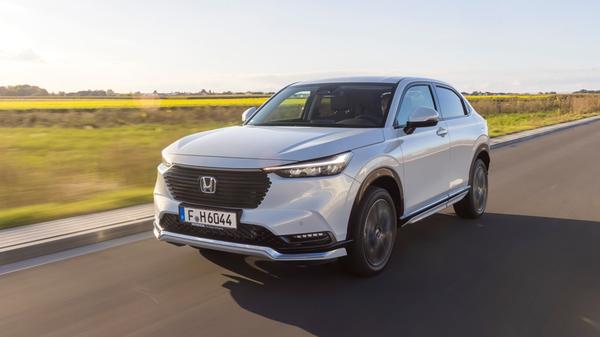 Erst im oberen Geschwindigkeitsbereich erfolgt wieder der Switch zurück in den Hybridmodus, der dann der effizientere ist.