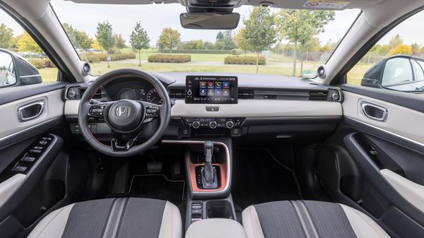 Digitale und analoge Bedienelemente führen im Cockpit eine aufgeräumte und übersichtliche Koexistenz.