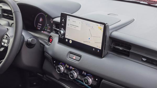 Lautstärke und Klimatisierung lassen sich über klassische Drehknöpfe regeln.