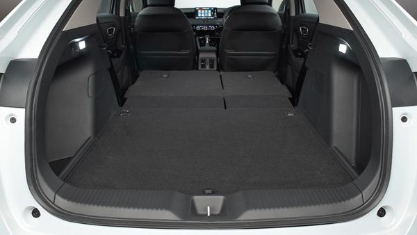 Der Kofferraum ist mit 319 Litern nicht allzu groß. Werden die Rücksitzlehnen umgelegt, wächst das Volumen auf 1289 Liter und es ergibt sich eine komplett ebene Ladefläche.