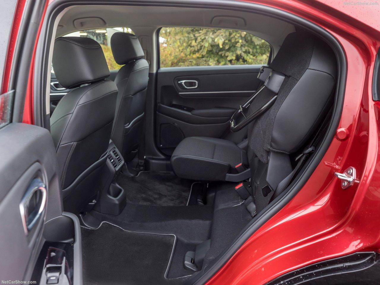 Die Sitzflächen der Rücksitze lassen sich mit wenigen Handgriffen hochklappen und arretieren.