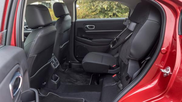 Die Sitzflächen der Rücksitze lassen sich mit wenigen Handgriffen hochklappen und arretieren.