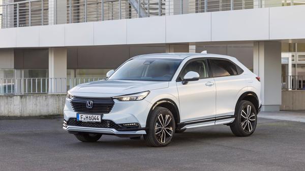 Zur sehr umfangreichen Serienausstattung gehören neben Navi, Infotainment, Rückfahrkamera, Sitzheizung und Klimaautomatik auch die Magic-Seats, 18-Zoll-Leichtmetallfelgen sowie ein breit angelegtes Sortiment an Assistenzsystemen.