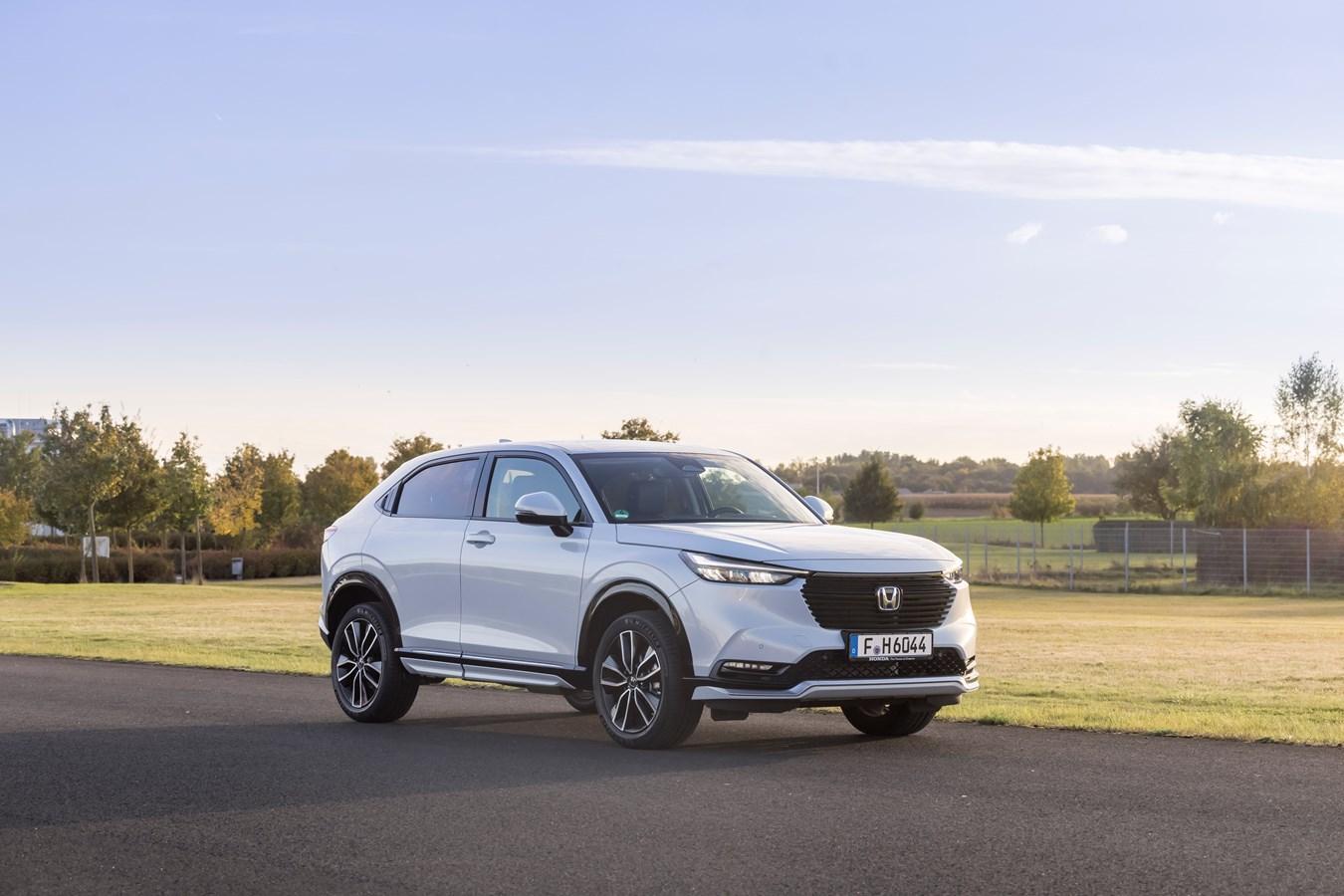 Dieser Strom fließt in einen Elektromotor, der dann die Vorderräder antreibt und auch die Systemleistung - 96 kW/131 PS - definiert.