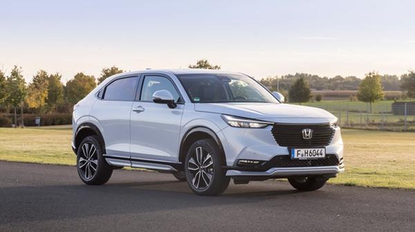 Dieser Strom fließt in einen Elektromotor, der dann die Vorderräder antreibt und auch die Systemleistung - 96 kW/131 PS - definiert.