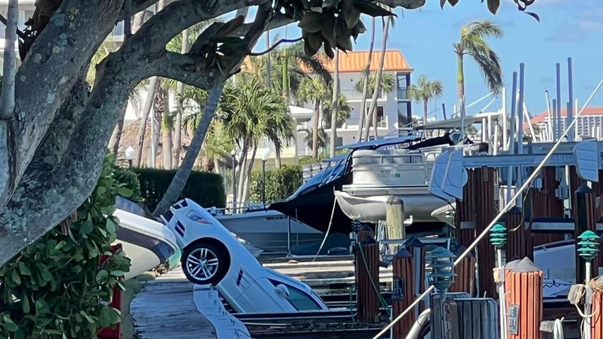 Zerstörungen durch Hurrikan "Ian" am noblen Gulf Shore Boulevard - ein Auto ist in die Moorings Bay gestürzt. In Naples war "Ian" am Mittwoch als Hurrikan der Stufe vier mit rund 240 Kilometern pro Stunde auf Land getroffen. 