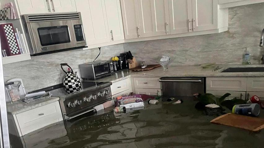 Dieses Bild teilte Heather Donlan in den sozialen Medien. Gezeigt wird die Überschwemmungen, die durch den Hurrikan im Haus ihres Vaters in Naples, Florida verursacht wurde.
