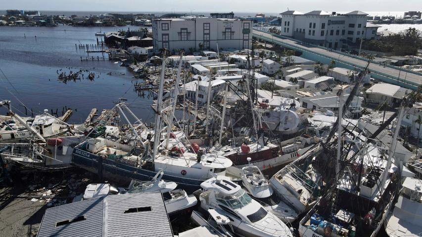 Krabbenkutter und Motorboote liegen in der Gegend von San Carlos in Fort Myers Beach auf Häusern.
