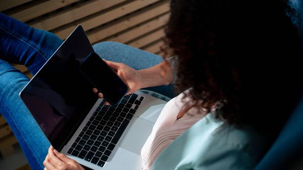 Seit Beginn der Pandemie haben mehr Menschen angefangen von zu Hause aus zu arbeiten. Damit sind Computer, Bildschirme, Drucker und Co. im Dauerbetrieb. Wichtig: Geräte verbrauchen auch im Ruhezustand Energie! Das wird bei den meisten Geräten nicht allzu viel sein - wenn man die einzelnen Verbraucher aber mit einem Strommessgerät durchgeht, findet man vielleicht die eine oder andere Überraschung. In vielen Bibliotheken kann man ein solches Gerät kostenlos ausleihen.