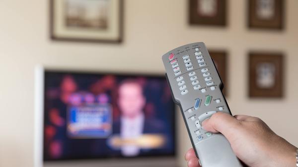 Auch das Fernsehen sorgt für einen hohen Energieverbrauch. Durchschnittlich 190 kWh Strom frisst der Bildschrim in einem Jahr.