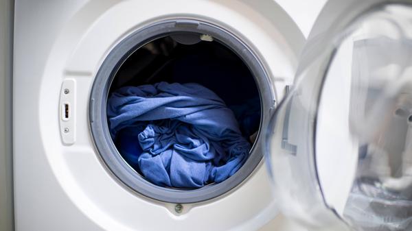 Je mehr Menschen in einem Haushalt leben, desto mehr Wäsche muss gewaschen werden. Laut E.ON werden bei einem Drei-Personen-Haushalt um die 220 Kilowattstunden im Jahr verbraucht. Um Strom zu sparen, ist unter anderem die Programmwahl wichtig.