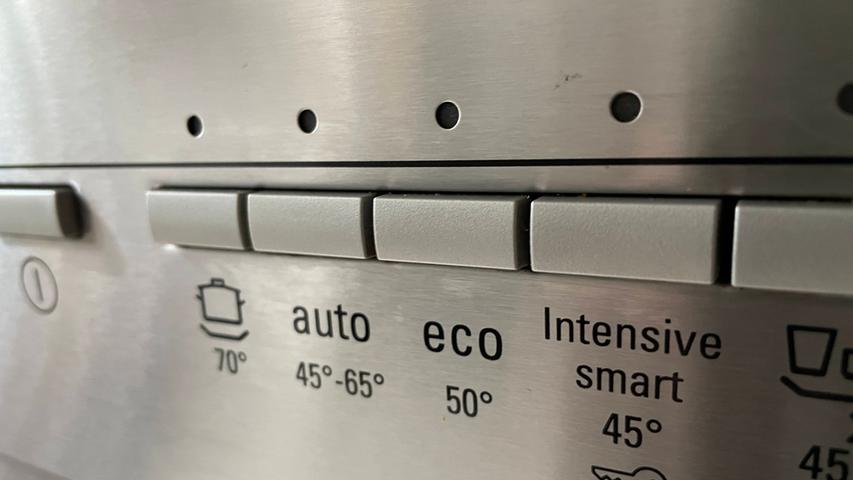 Der Küchenhelfer frisst nicht nur Strom, sondern benötigt viel Wasser. Aus diesem Grund verbraucht eine Spülmaschine knapp unter 300 kWh. Mit dem Eco-Programm kann man hier Strom sparen. Hin und wieder sollte den Geschirrspüler aber auch bei hoher Temperatur laufen lassen, um Fette und Schmutz besser zu entfernen.
