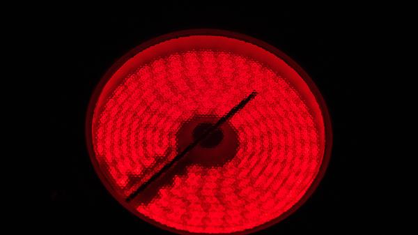 Wer gerne kocht, nutzt häufig seinen Herd - das kostet Energie. Im Jahr werden beim Kochen auf dem elektrischen Herd um die 445 Kilowattstunden verbraucht.