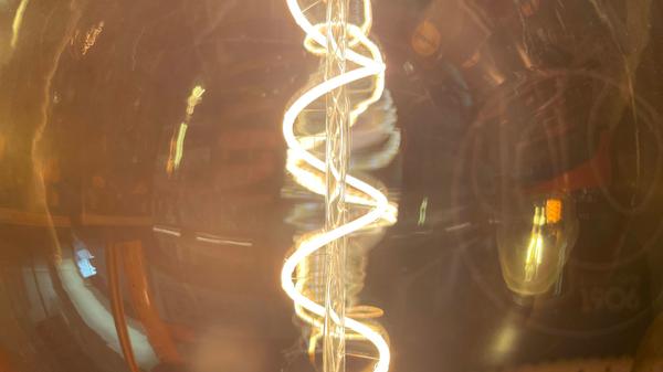 Besonders in den Wintermonaten braucht man künstliches Licht im Wohnraum. Knapp 330 Kilowattstunden an Strom werden im Jahr für die Beleuchtung verbraucht.