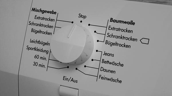Wer einen Wäschetrockner benutzt, muss bei einem Drei-Personen-Haushalt mit einem Stromverbrauch von rund 320 Kilowattstunden pro Jahr rechnen. Die Wäsche drinnen aufzuhängen, ist aber auch nicht unbedingt eine gute Alternative: Die hohe Luftfeuchtigkeit kann zu Schimmel führen. Bei Minusgraden kann man die Wäsche auch außen aufhängen - das nennt sich Frosttrocknen.