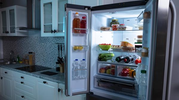 Auch der Kühlschrank ist ständig in Betrieb und deshalb ein großer Stromfresser. Der Verbrauchswert liegt bei etwa 330 kWh. Wie Sie beim Kühlschrank Strom sparen können, lesen Sie hier.