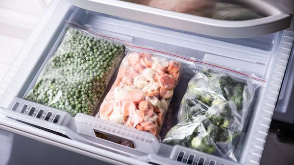 Obwohl moderne Gefrierschränke oftmals der Energieeffizienzklasse A oder A++ entsprecht, liegt das Gerät auf Platz drei beim meisten Stromverbrauch - und zwar bei 415 Kilowattstunden pro Jahr. Denn sie laufen meist das ganze Jahr über.