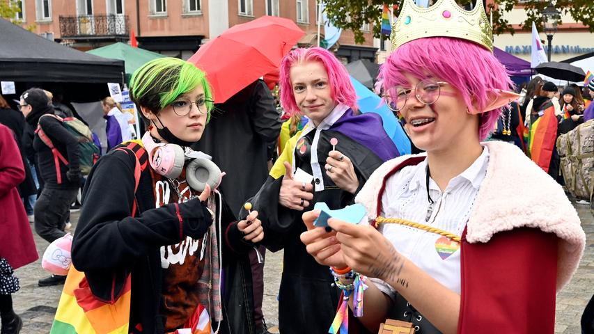 Beim Christopher Street Day  in Erlangen zogen über 1000 Teilnehmer zum Schlossplatz