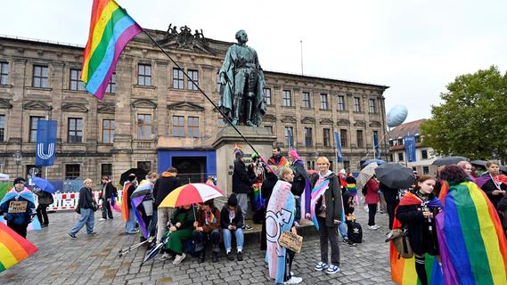 Beim Christopher Street Day in Erlangen zogen über 1000 Teilnehmer zum Schlossplatz
