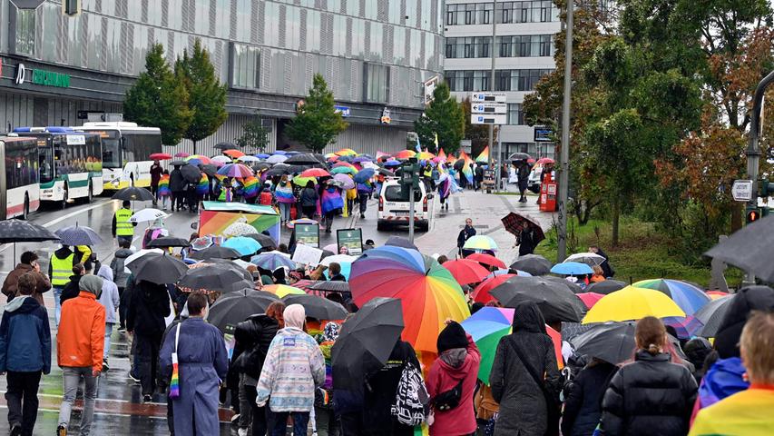 Beim Christopher Street Day  in Erlangen zogen über 1000 Teilnehmer zum Schlossplatz