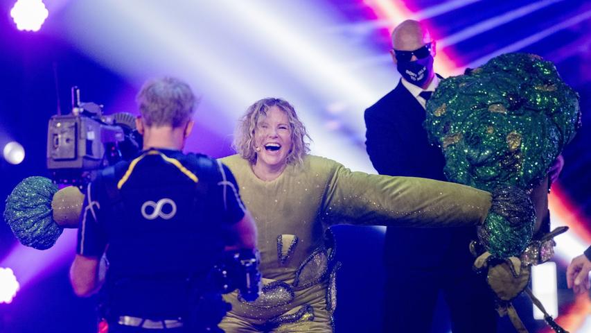 "Masked Singer": Katja Burkard als erste Prominente enttarnt "Masked Singer": Katja Burkard als erste Prominente enttarnt