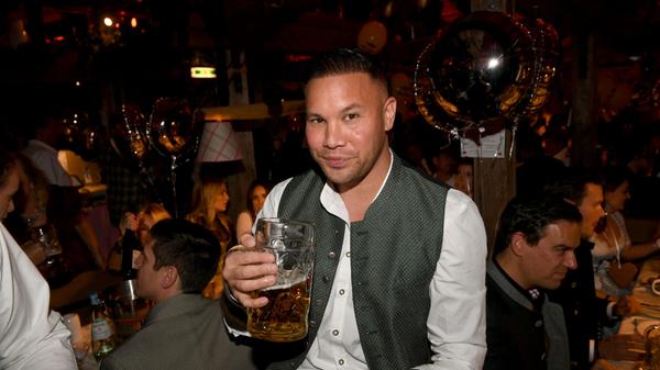 Der deutsche Rapper Kay One mischte sich auf der diesjährigen Wiesn unters Volk und feierte unter anderem im Käferzelt.