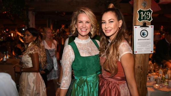 Die beiden Models Monica Ivancan und Alessandra Meyer-Wölden feierten beim "Almauftrieb" ebenfalls im Käferzelt.