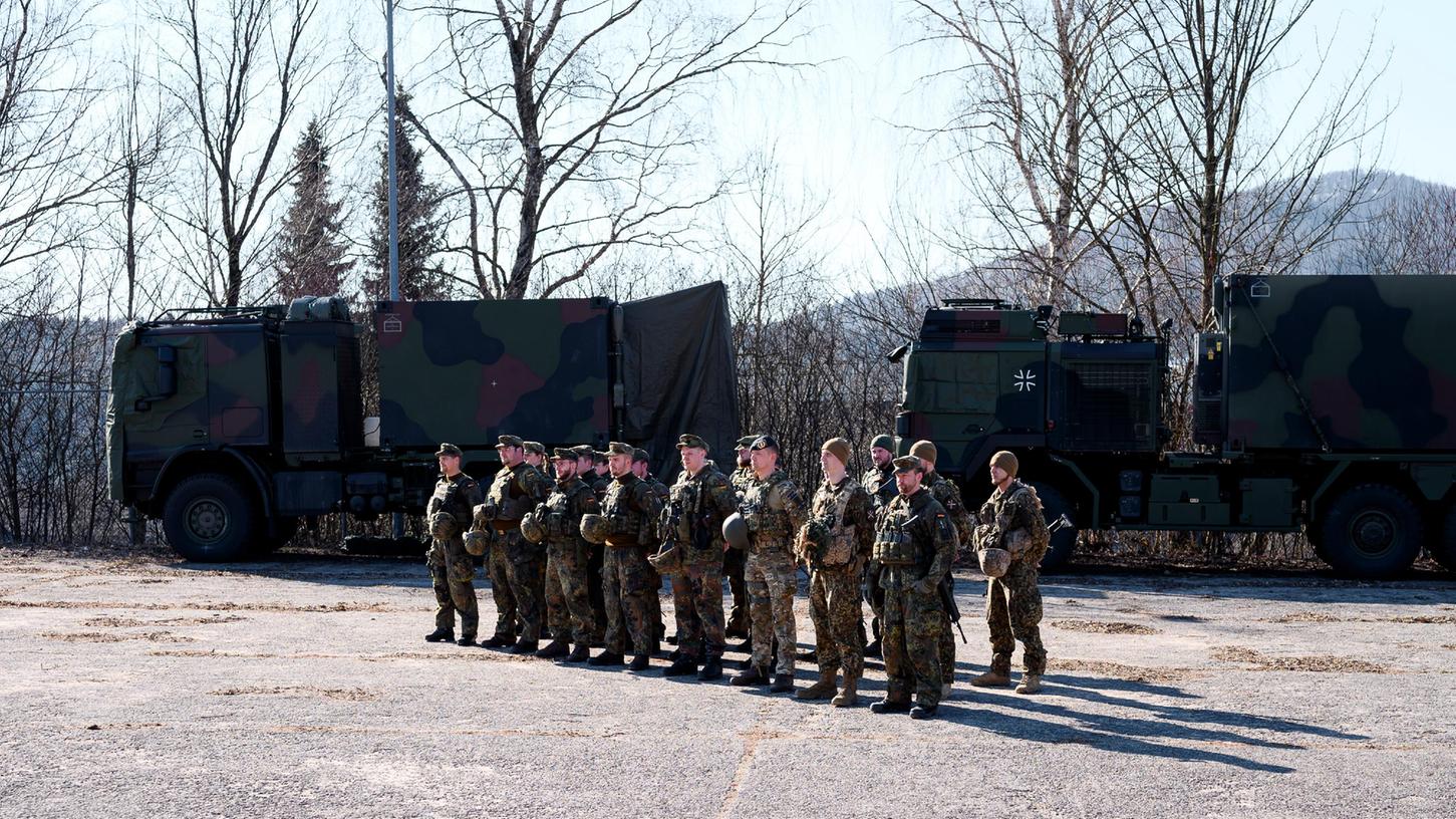 Bayern, Wildflecken: Eine Gruppe Soldaten der NATO Response Force steht im Rahmen einer Übung eines simulierten Gefechts am Computer für die Nato-Einsatzgruppe auf dem Gelände des Gefechtssimulationszentrums des Heeres in Wildflecken (Landkreis Bad Kissingen).