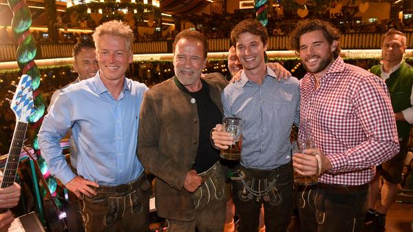 Neben Schauspieler Arnold Schwarzenegger war auch sein Neffe und seine Söhne auf dem Münchner Oktoberfest zu Besuch.