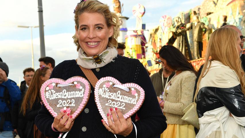 Die deutsche Schauspielerin und Autorin Elena Uhlig zeigte sich mit zwei der berühmten Lebkuchenherzen.