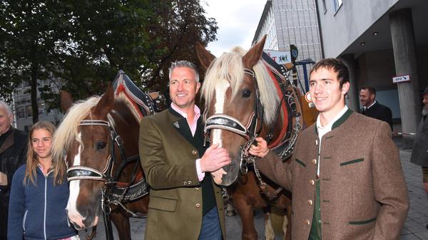 Der Rennfahrer Ralph Schumacher mit einem Pferd vor dem Nymphenburger Weinzelt in München.