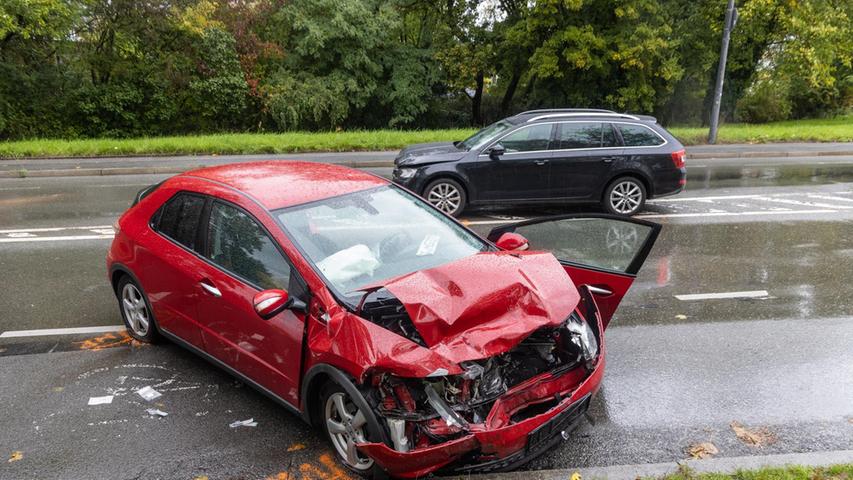 Der Honda-Fahrer wurde beim Zusammenstoß in seinem Fahrzeug eingeklemmt und musste mit lebensbedrohlichen Verletzungen ins Krankenhaus eingeliefert werden. 
