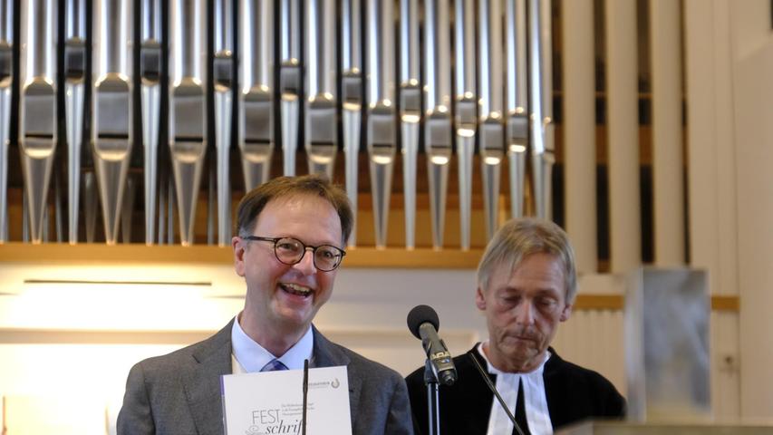 Kantor Gerald Fink war die Freude über das neue Instrument anzumerken. Pfarrer Oliver Schürrle (hinten) betonte, dass auch alle anderen Musikinstrumente (etwa der Posaunenchor) weiterhin genauso große Bedeutung für die Gemeinde haben. 

