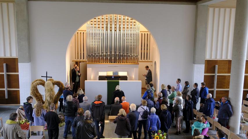 Viele Besucher interessierten sich für die Erläuterungen der Orgelbauer.