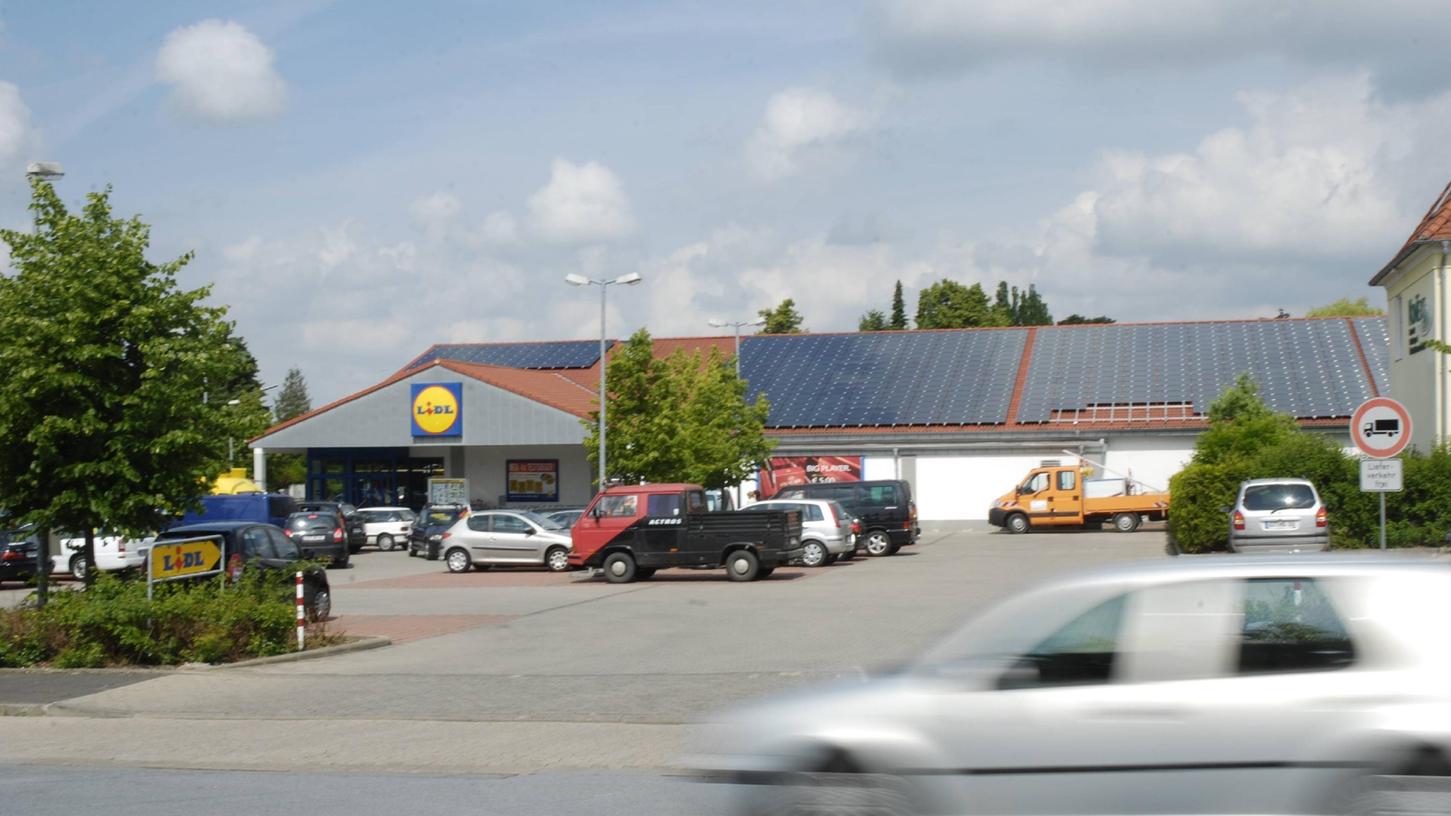 Weil sie die erlaubte Parkdauer von 60 Minuten zweimal überschritt, soll die Lidl-Stammkundin nun 50 Euro zahlen. Weil sie die erlaubte Parkdauer von 60 Minuten zweimal überschritt, soll die Lidl-Stammkundin nun 50 Euro zahlen.