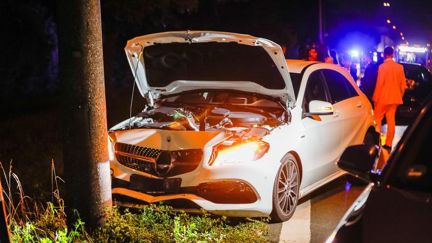 Nachdem ein Brautstrauß aus einem der vorausfahrenden Fahrzeuge gefallen war, musste ein weißer Mercedes bremsen.
