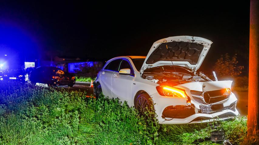 Die Polizei ermittelt nun sowohl gegen den BMW-Fahrer, als auch gegen den Fahrer des Fahrzeugs, aus dem der Brautstrauß geflogen war.