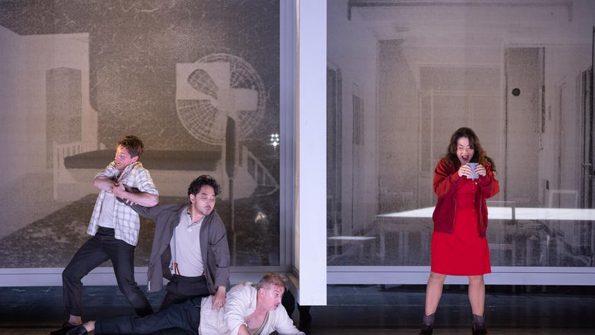 Die Färberin wird von den Brüdern ihres Ehemanns bedrängt. Szene aus Richard Strauss' Oper "Die Frau ohne Schatten" am Nürnberger Opernhaus, Regie Jens-Daniel Herzog.