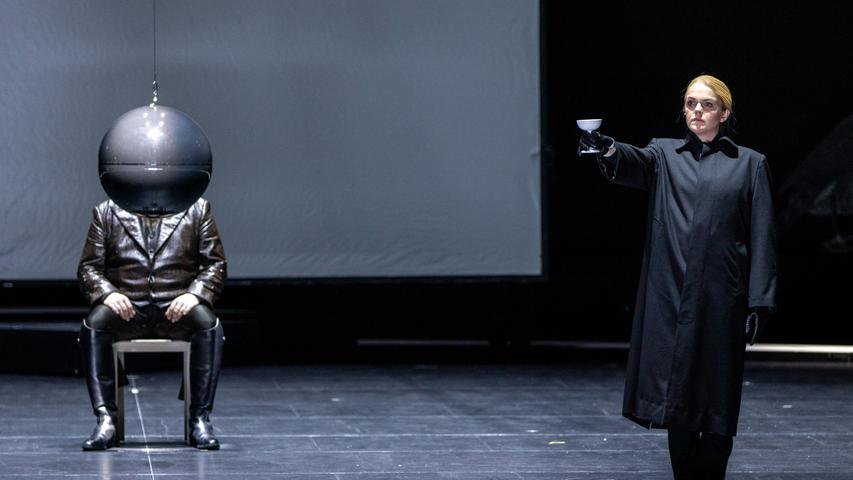 Das "Wasser des Lebens" kann alles grundlegend verändern. Szene aus Richard Strauss' Oper "Die Frau ohne Schatten" am Nürnberger Opernhaus, Regie Jens-Daniel Herzog.