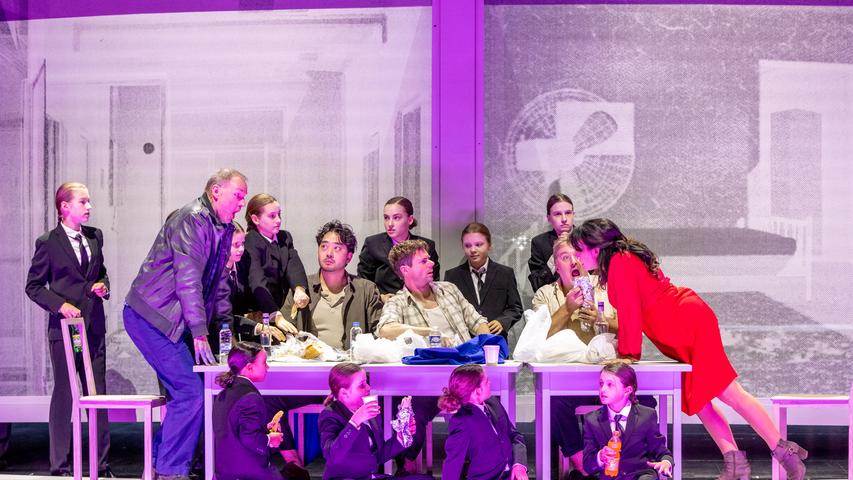Im Haus des Färbers eskaliert das Familienessen: Szene aus Richard Strauss' Oper "Die Frau ohne Schatten" am Nürnberger Opernhaus, Regie Jens-Daniel Herzog.