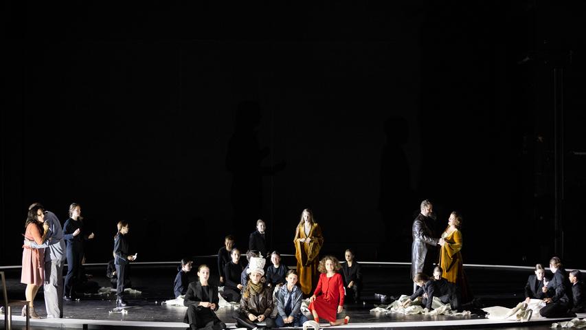 Am Ende sind die ungeborenen Kinder endlich auf der Welt. Alles gut? Szene aus Richard Strauss' Oper "Die Frau ohne Schatten" am Nürnberger Opernhaus, Regie Jens-Daniel Herzog.