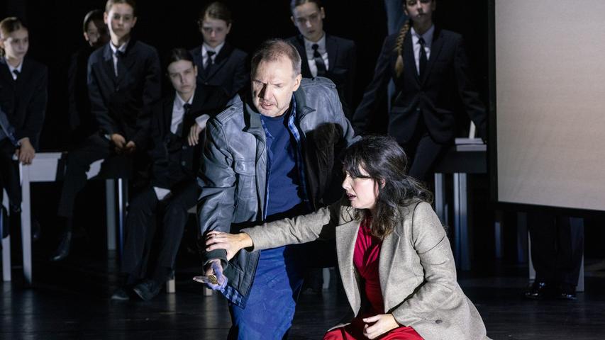 Der überforderte Färber Barak will seine Ehefrau töten. Szene aus Richard Strauss' Oper "Die Frau ohne Schatten" am Nürnberger Opernhaus, Regie Jens-Daniel Herzog.